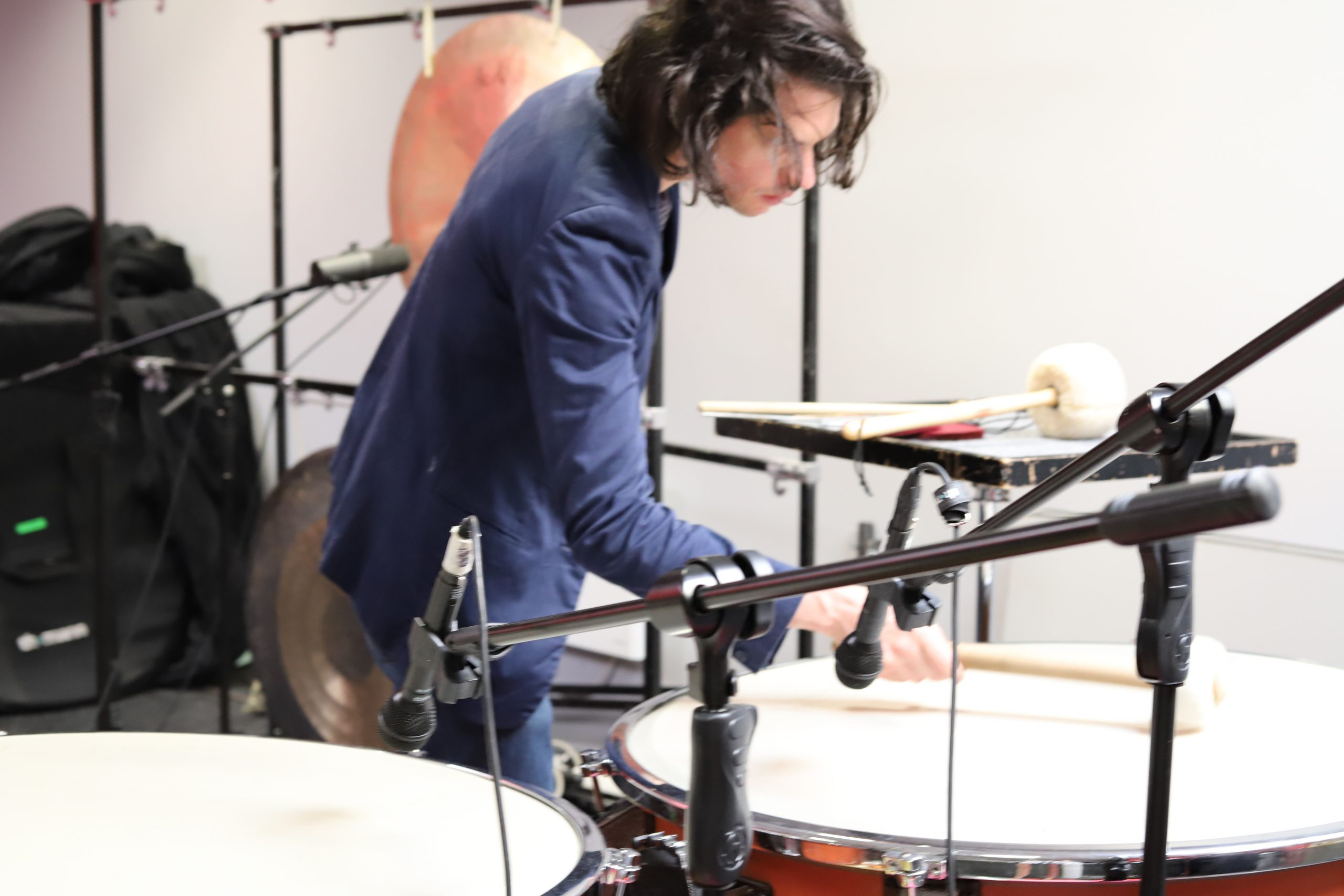 Tristan Faustt jouant des timbales pendant une résidence à Art Zoyd Studios